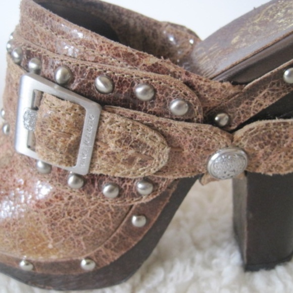 Vince Camuto Christie Crackled Leather Clogs - Picture 5 of 12